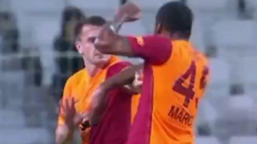 Cầu thủ Galatasaray đấm đồng đội ngay giữa trận đấu